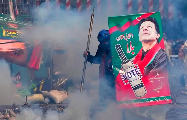 Pakistán sentencia a periodistas y youtubers a cadena perpetua por disturbios de 2023