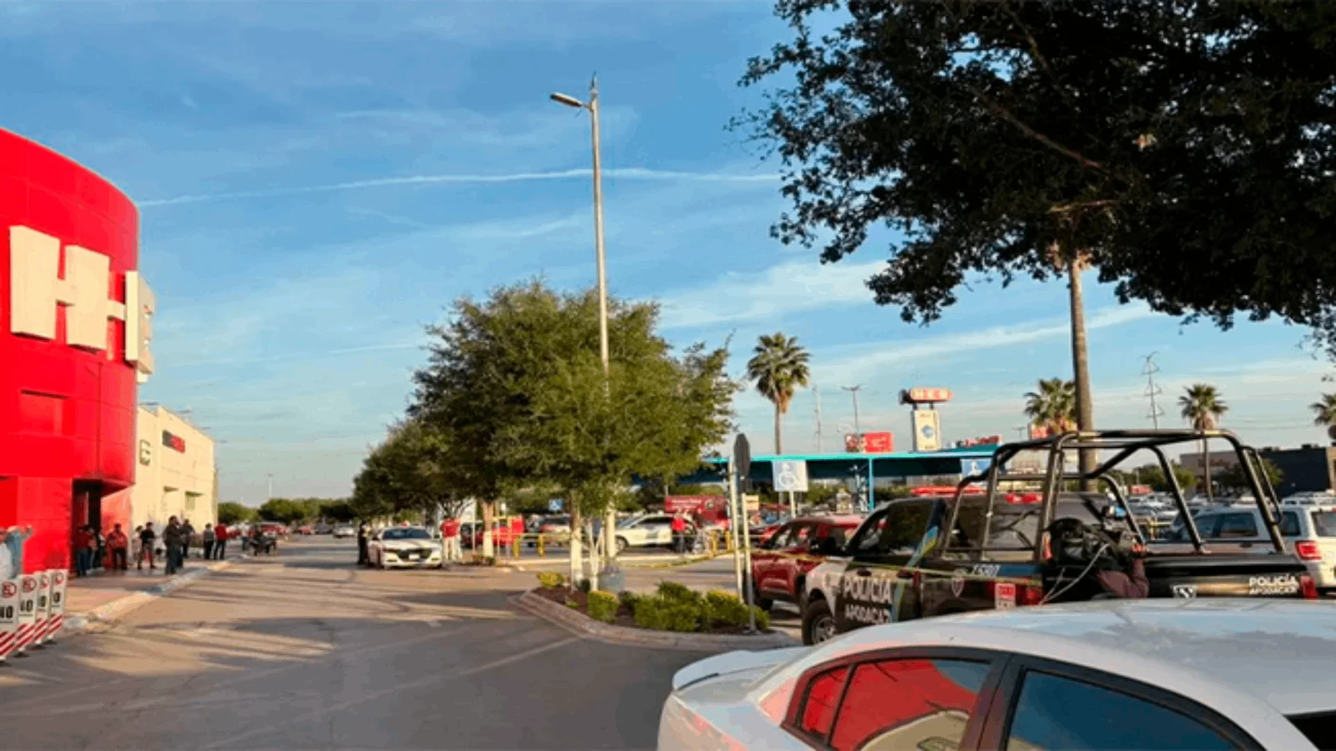 Los empleados activaron medidas preventivas de seguridad, trasladando a decenas de personas hacia las bodegas del supermercado poniéndolos a salvo.