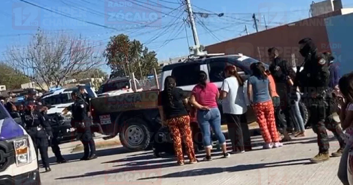 Mujer se desmaya al presenciar forcejeo policial con su hijo en la colonia Gobernadores