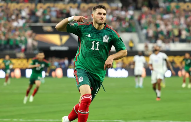 La participación de Santiago Giménez en la justa mundialista del verano se encuentra bajo un riesgo real por primera vez.