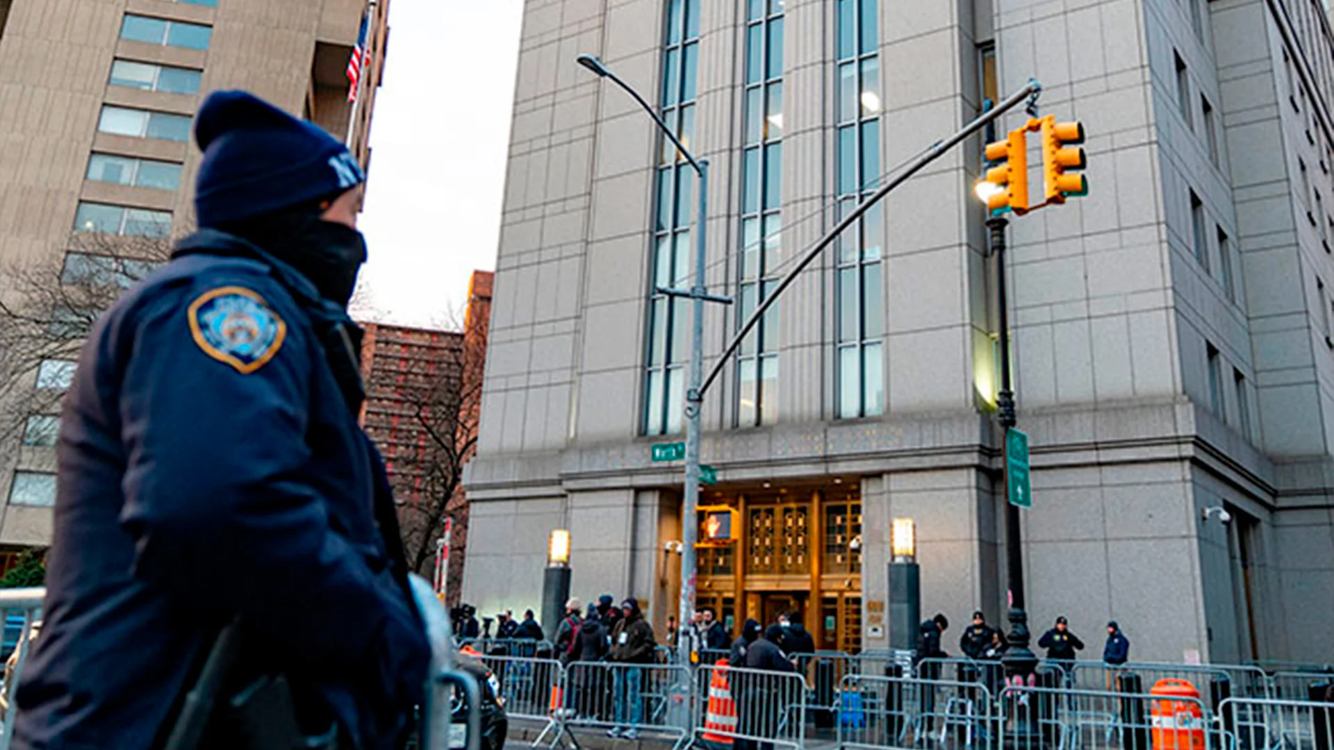 Es un especialista en casos complejos, de alto perfil, y ha tratado procesos relacionados con el crimen organizado y delitos transnacionales.