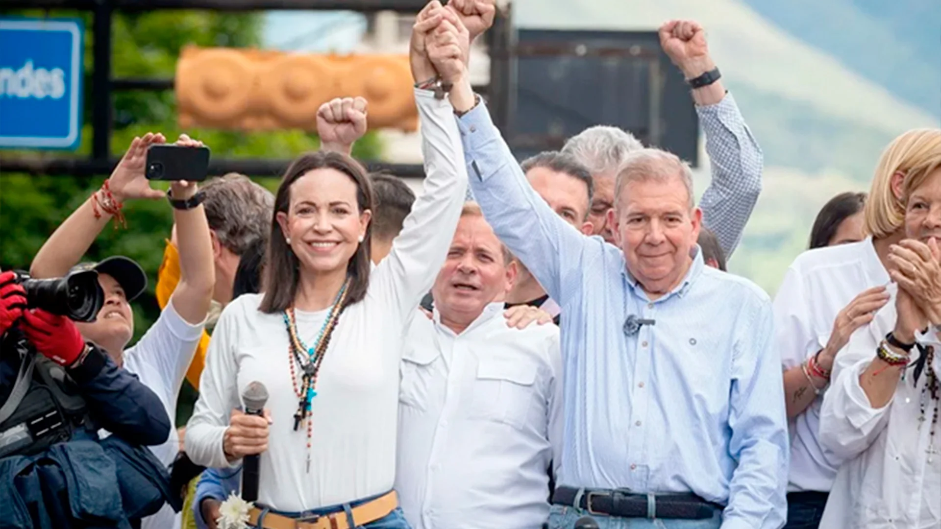González y Machado, añadió Hipper, han luchado incansablemente por la democracia y los derechos humanos en Venezuela.