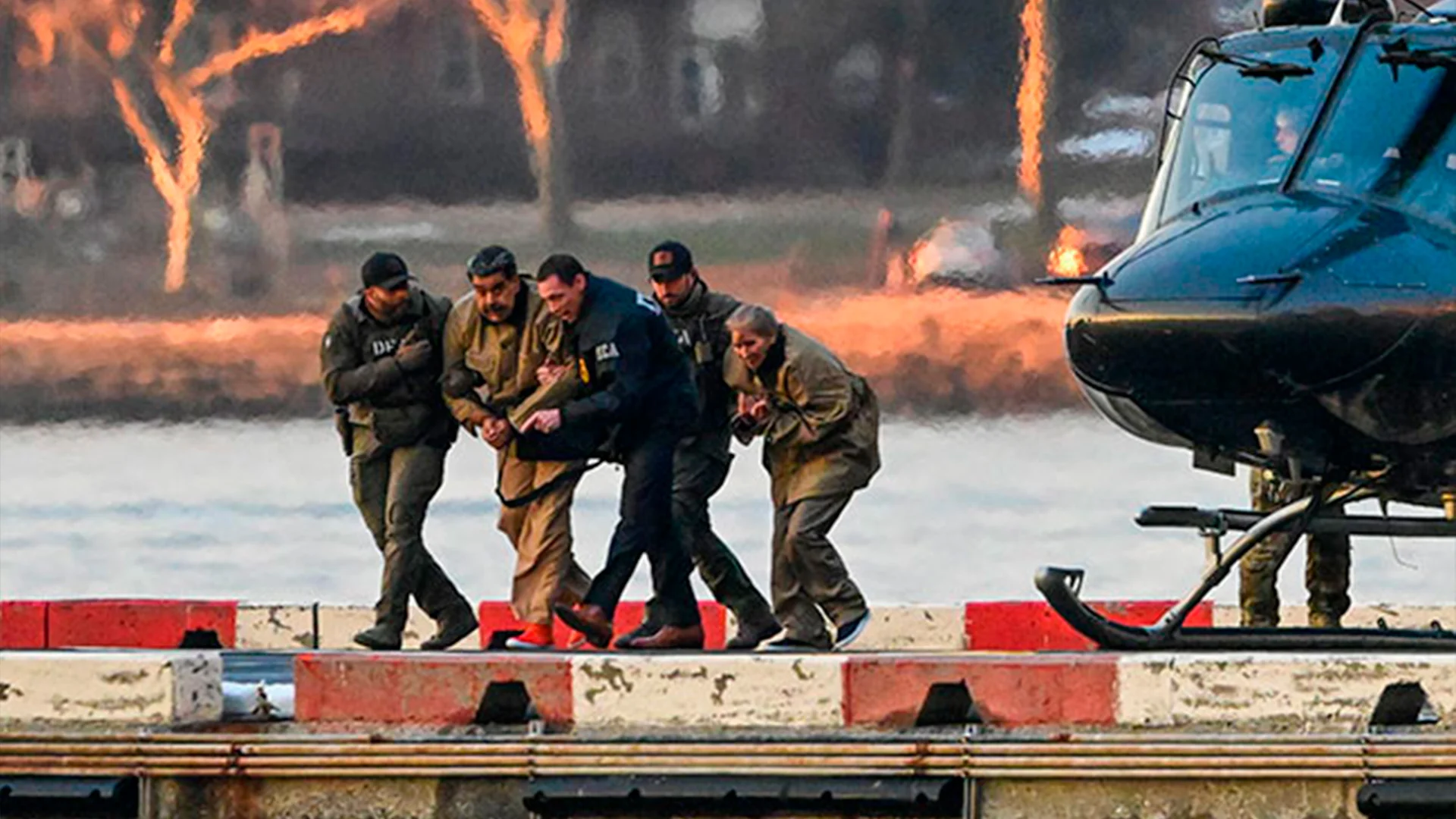 El venezolano caminó con las manos detrás de la espalda pero no estaba esposado de las muñecas.