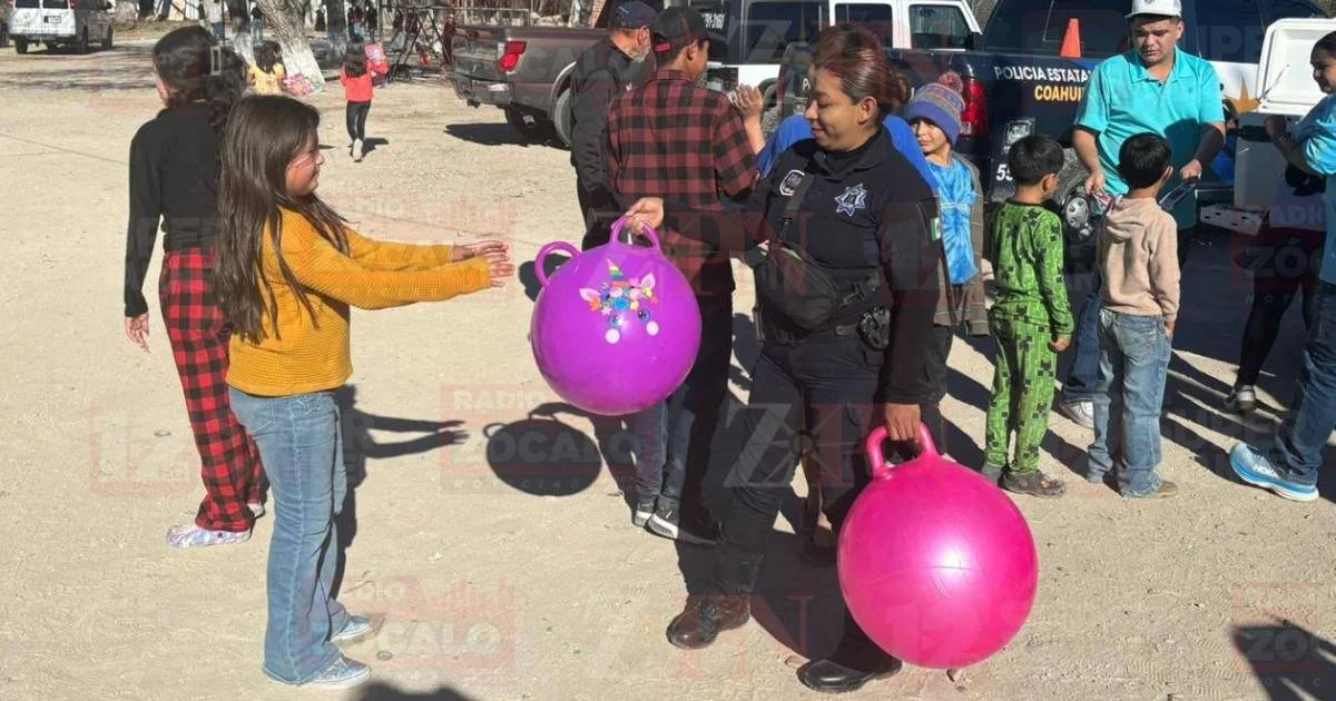 Policía Estatal entrega juguetes y convive con niñas y niños de una casa hogar en Jiménez, Coahuila, como parte de sus acciones de proximidad social.