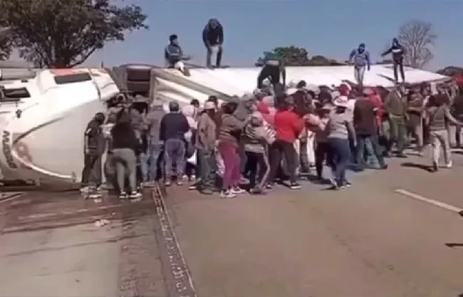 Vuelca tráiler cargado de cerveza en la México–Querétaro, rapiña vacía la unidad en minutos