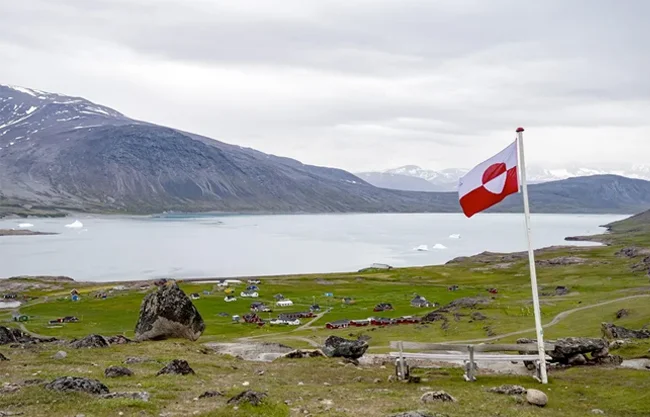 Estados Unidos busca controlar Groenlandia para asegurar las rutas marítimas árticas, apunta un comunicado del Departamento de Prensa.