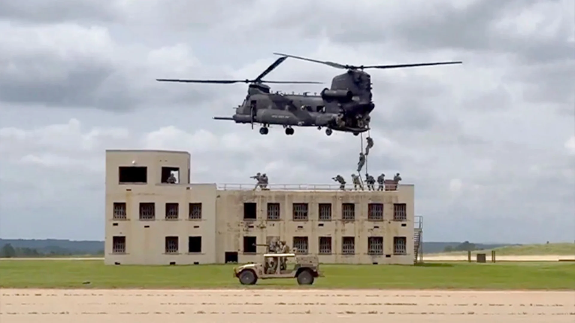 Trasciende que el video fue grabado en la base militar Fort Bragg, donde fue construida una replica de la residencia de Maduro.