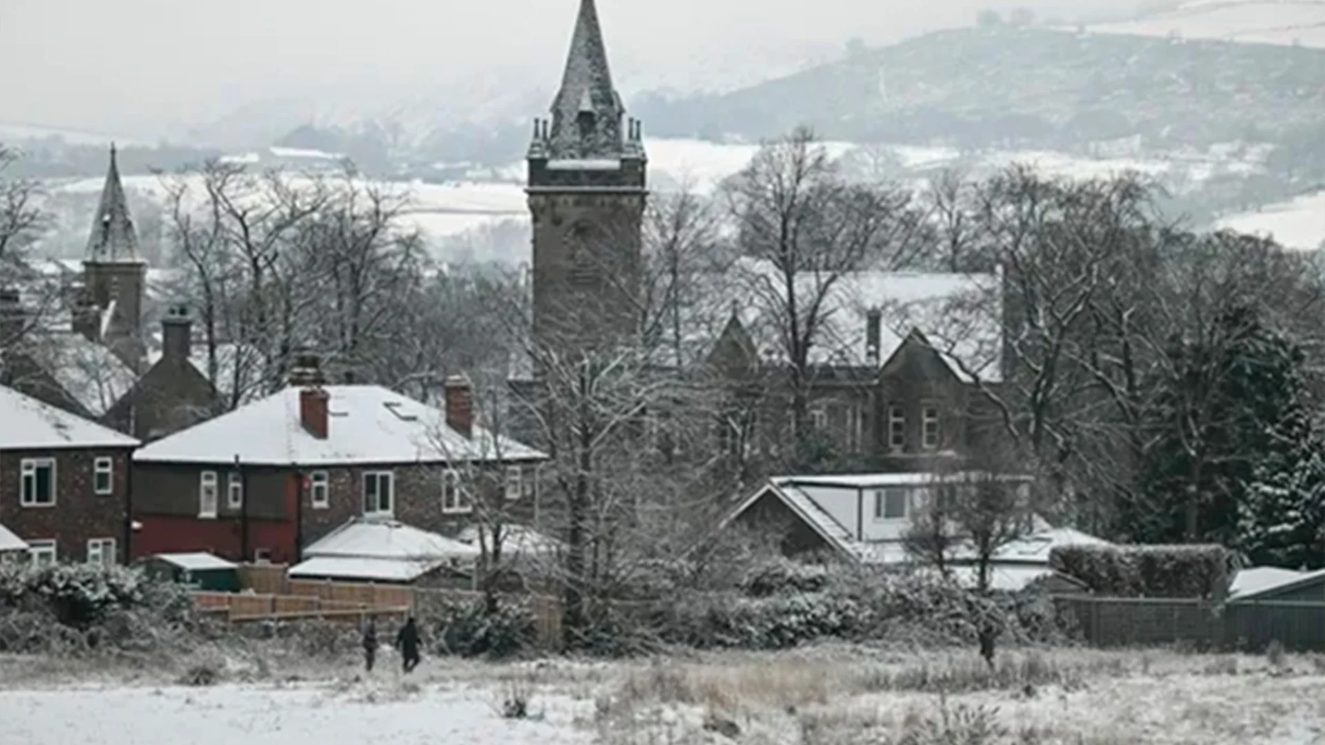 Intensas nevadas, hielo y temperaturas bajo cero azotan a gran parte de Europa, provocando la muerte de al menos cinco personas.