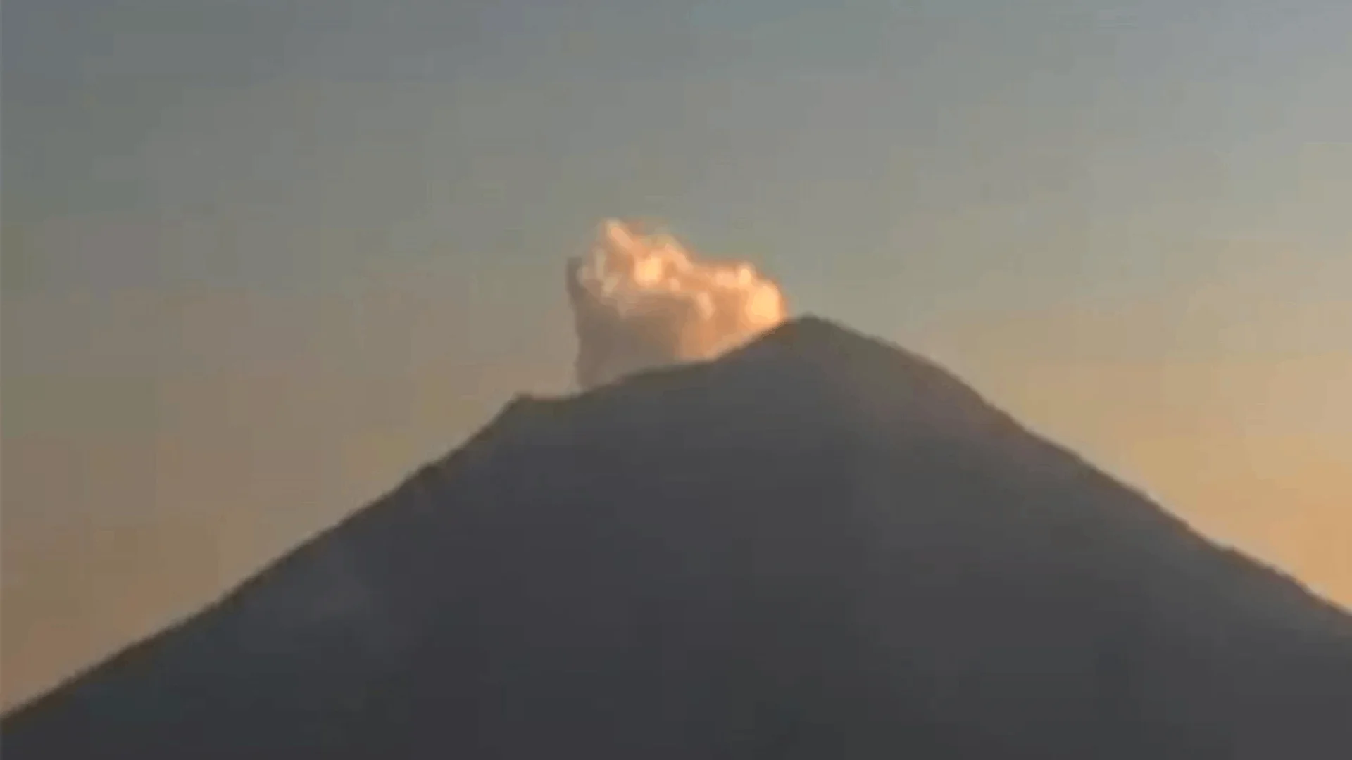 Captan impresionantes AULLIDOS en cámara del volcán Popocatépetl; monitoreo hoy