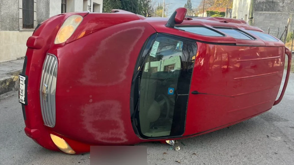 Aparentemente el conductor perdió el control de la unidad, terminando sobre su costado izquierdo