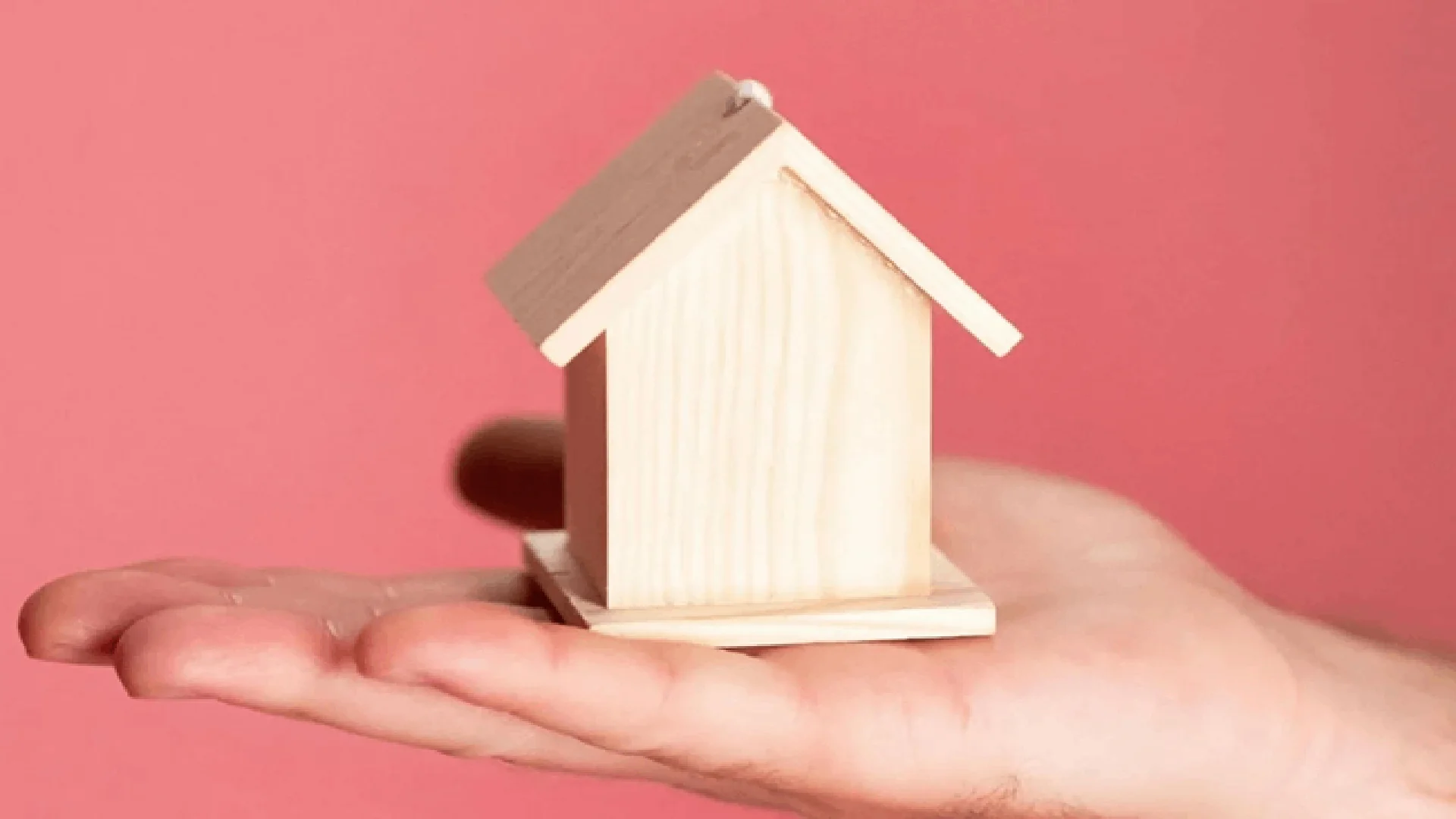 La prescripción positiva permite adquirir un inmueble tras cierto tiempo, pero no aplica cuando la ocupación deriva de un contrato de arrendamiento.