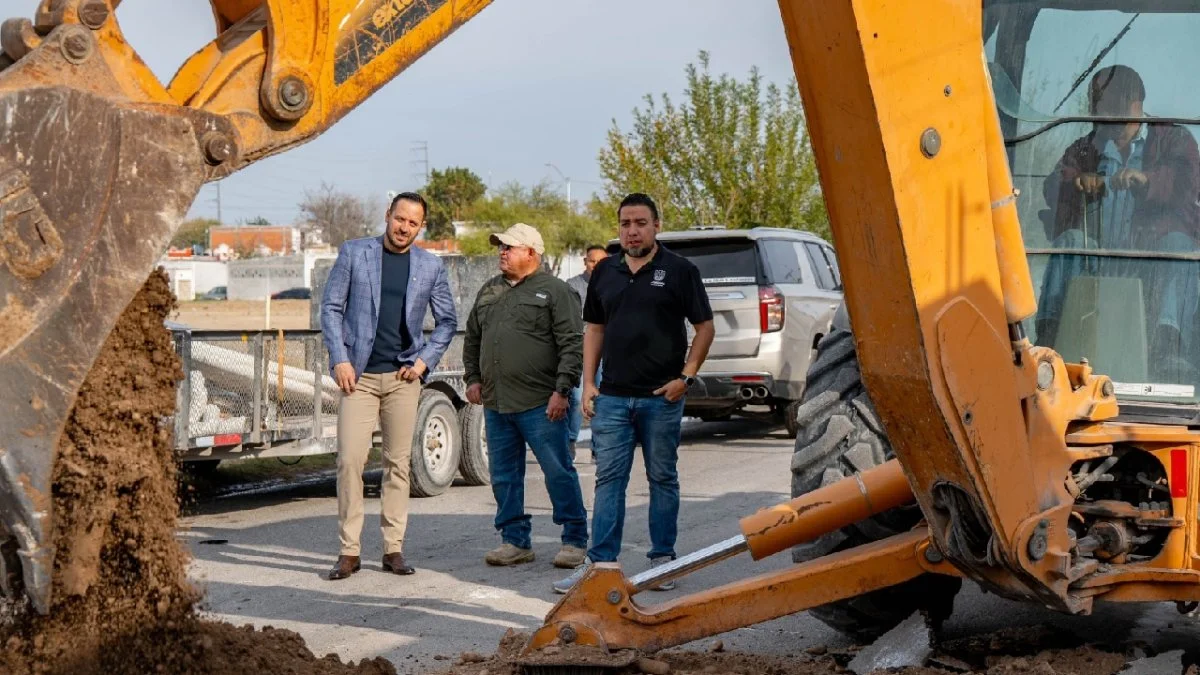 Jacobo Rodríguez supervisa obra de introducción de nueva línea de agua en la colonia Ramón Bravo