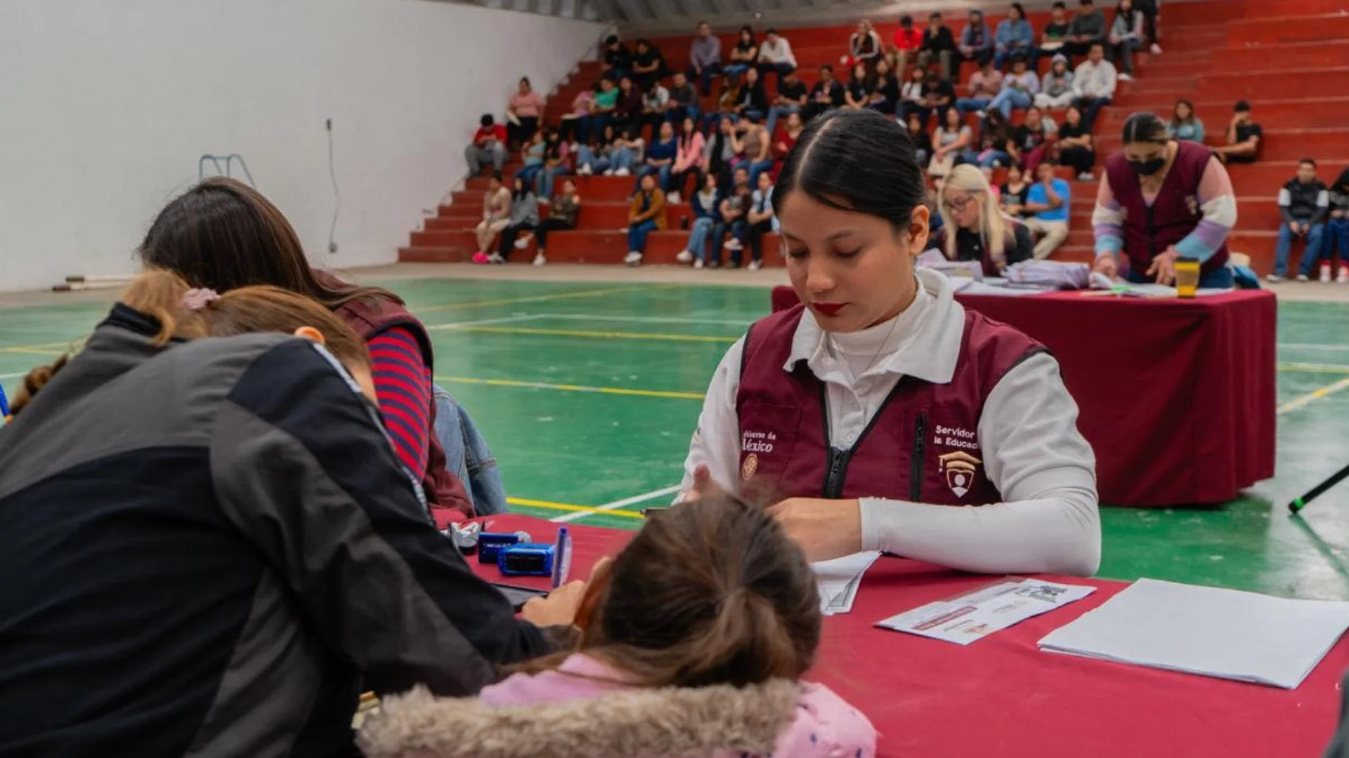 Continúa entrega de apoyos federales; serán 2 mil 500 alumnos beneficiados