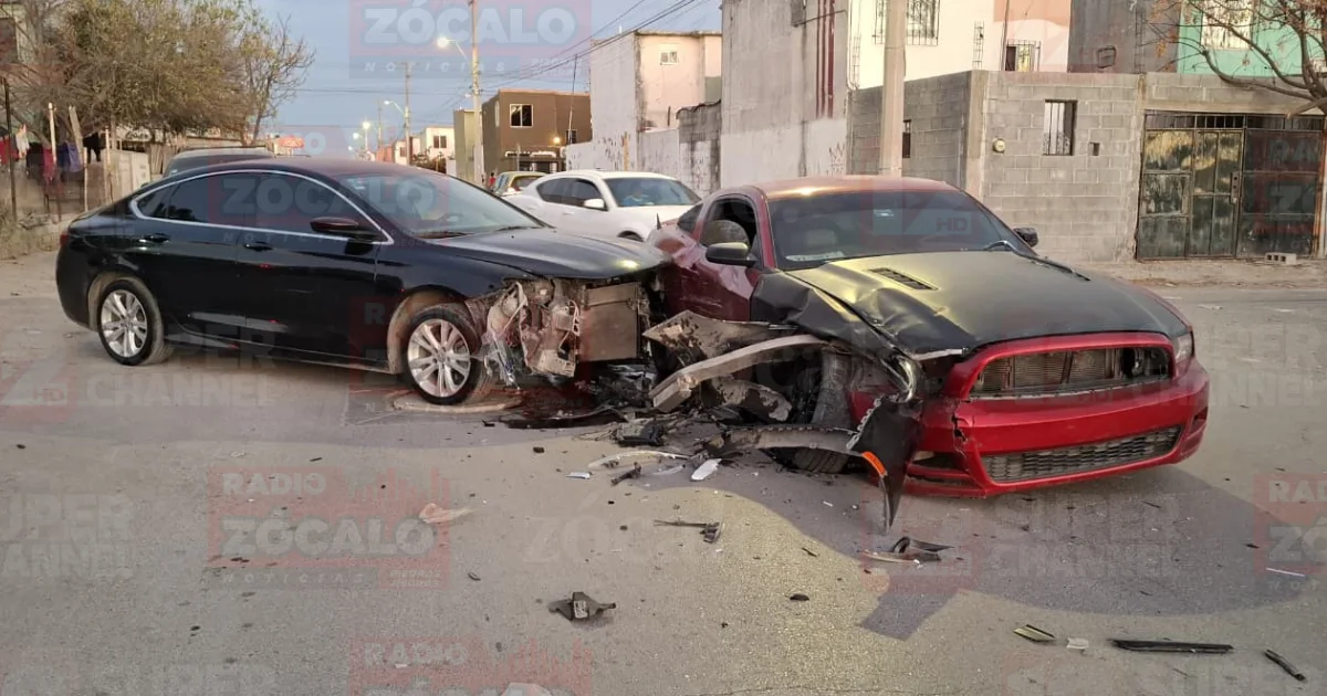 El choque fue de consideración, dejando ambos vehículos con severos daños en la parte frontal; no se reportaron personas lesionadas.