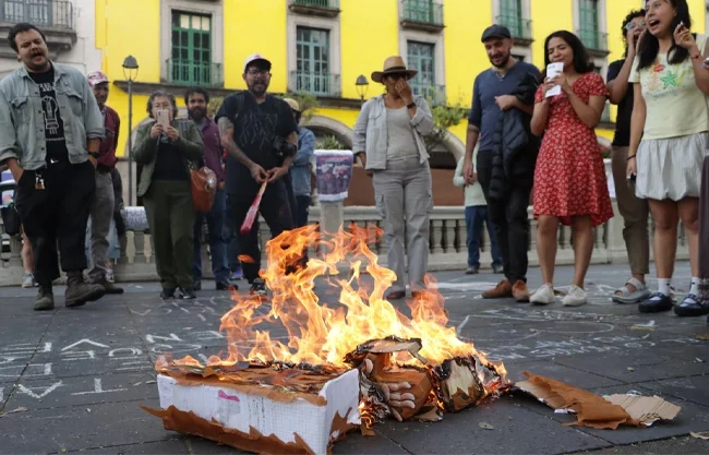 Un grupo de personas se manifestó en la capital veracruzana para expresar su rechazo a la presunta intervención de Estados Unidos en Venezuela.