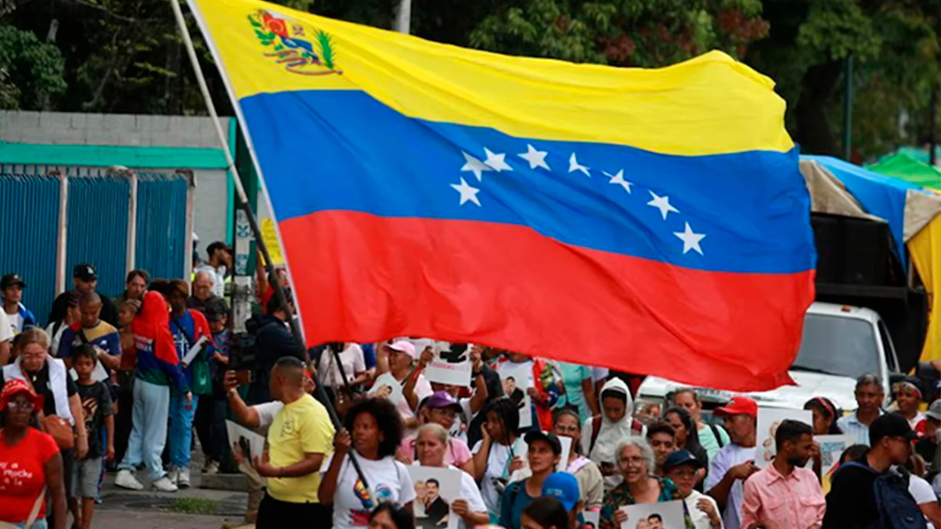 Estados Unidos instó a abandonar Venezuela ‘de inmediato’, ante lo que considera ‘graves riesgos’ para la seguridad de sus ciudadanos.