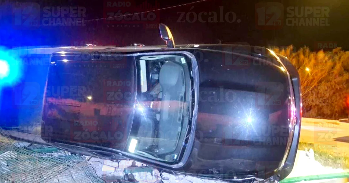 Ebrio vuelca camioneta en la Ramón Bravo