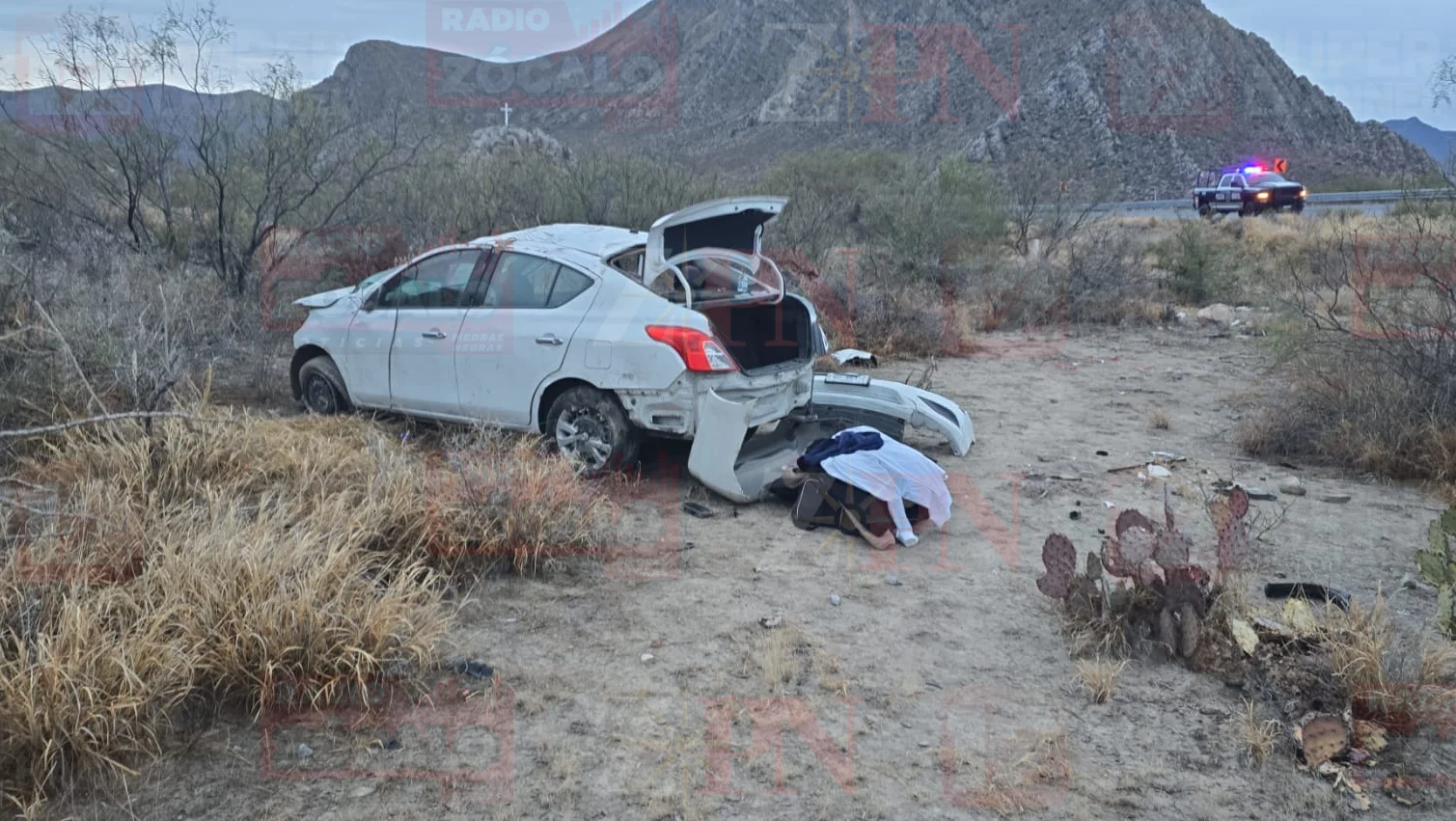 Pareja de Piedras Negras vuelca en la carretera 30
