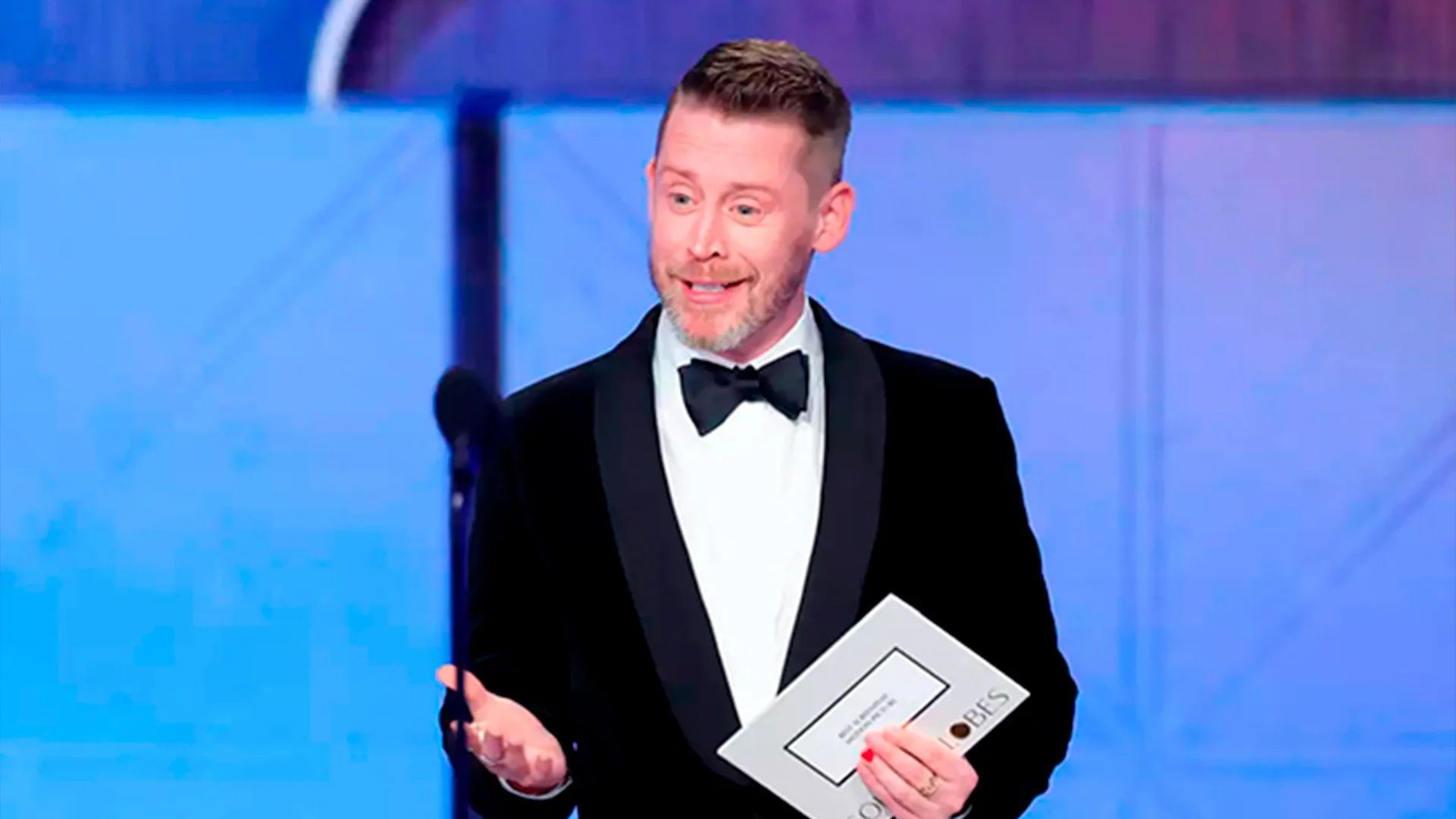 Macaulay Culkin regresó a los Golden Globes 2026 tras 35 años para presentar el premio a Mejor Guion.