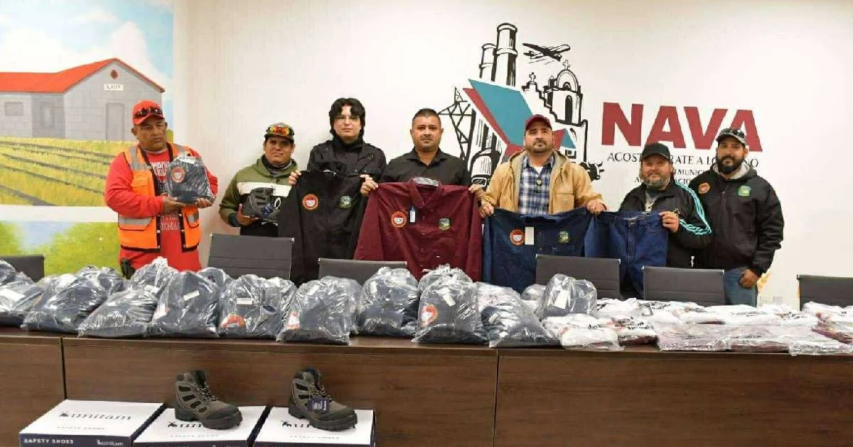 Entrega Ivan Ochoa uniformes a personal sindicalizado
