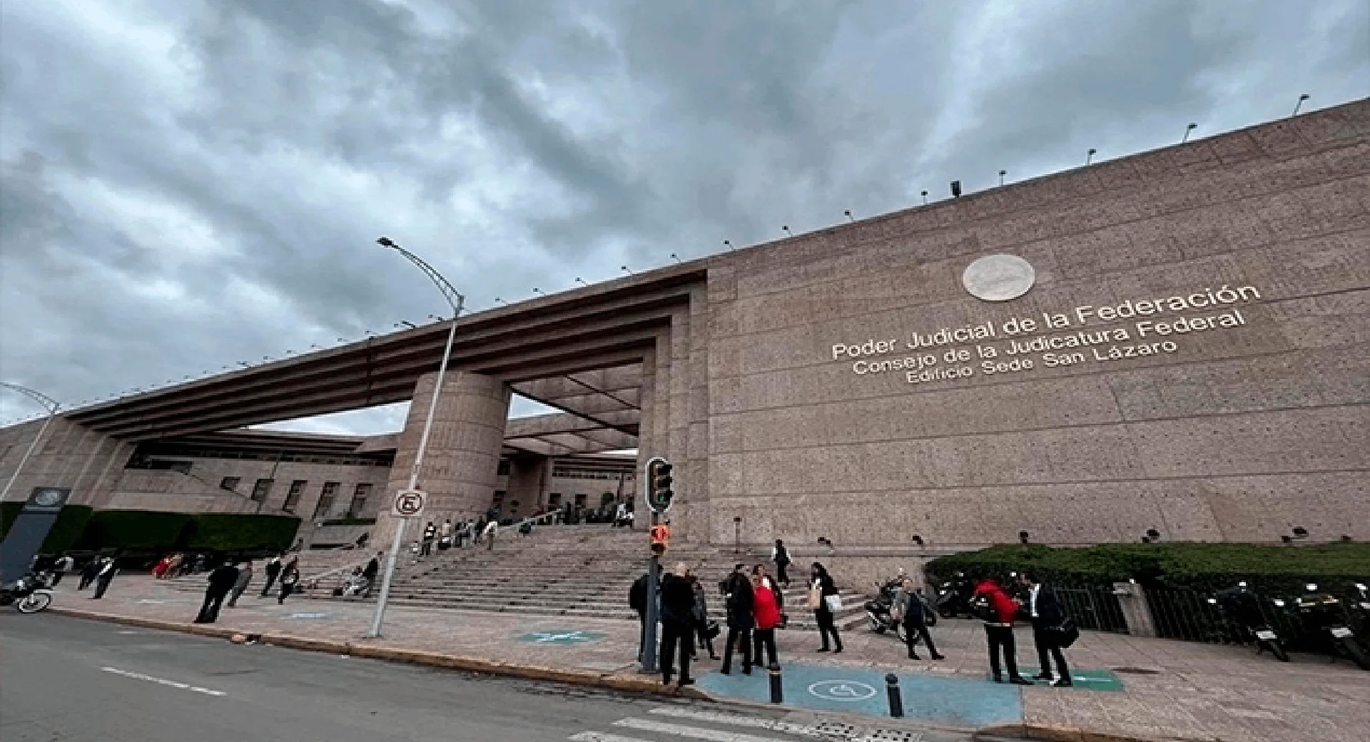 Esta medida se mantendrá vigente hasta que concluya el procedimiento de responsabilidad administrativa y se dicte una sentencia definitiva.