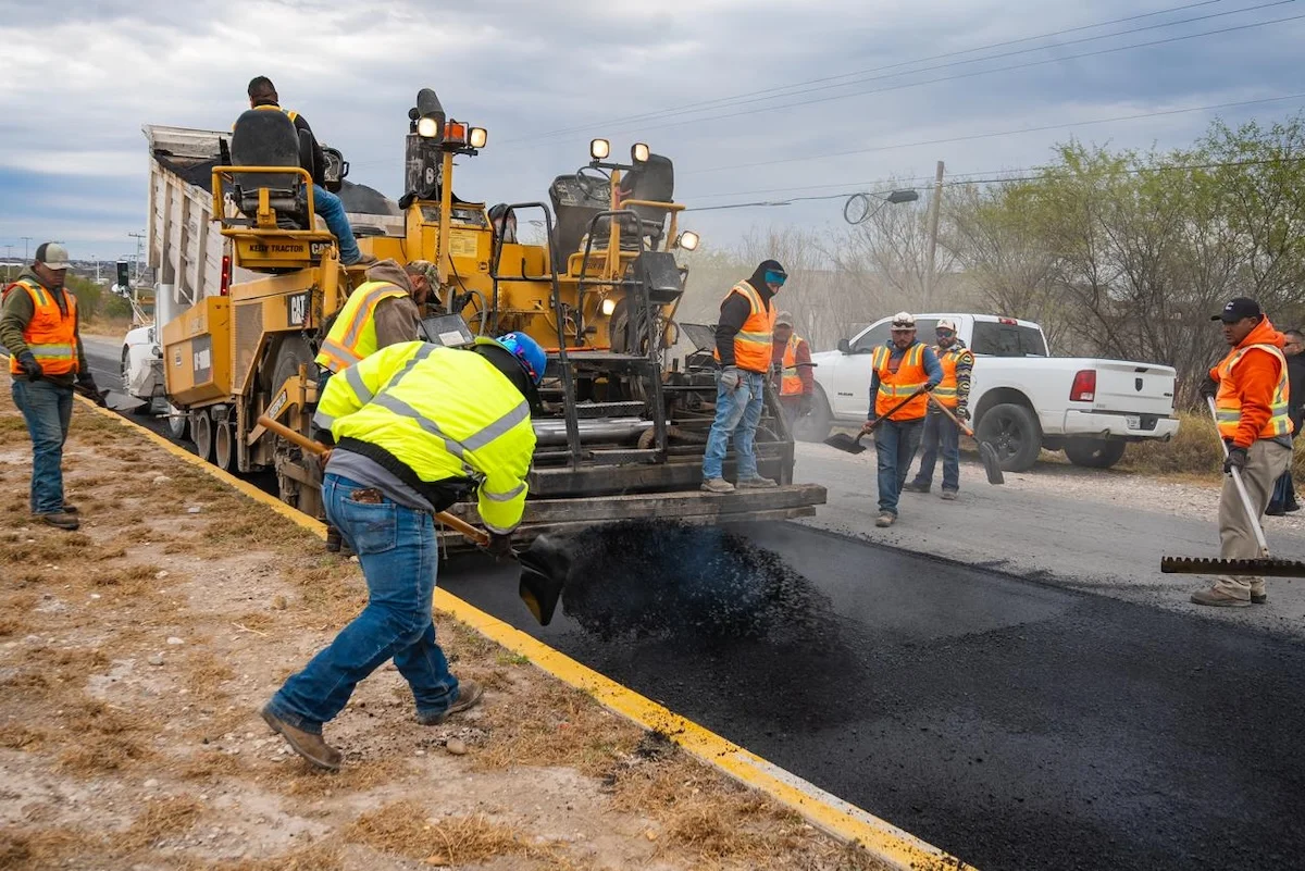 En esta intervención se invertirán 1.6 mdp, son 5 mil 800 metros cuadrados que comprenden alrededor de un kilómetro lineal y es un recarpeteo con una duración estimada de 3 días para los trabajos.