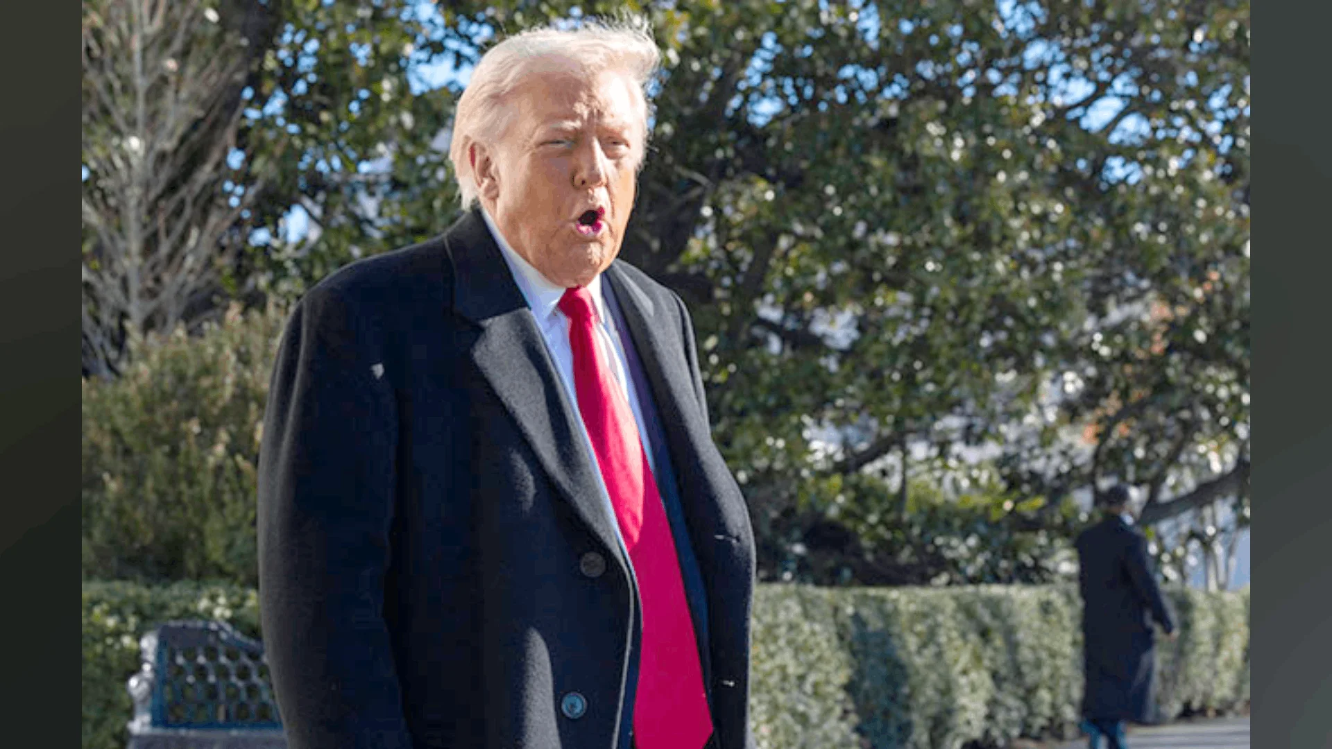 El mandatario estadounidense hizo los comentarios mientras recorría una fábrica de Ford Motor en Dearborn.