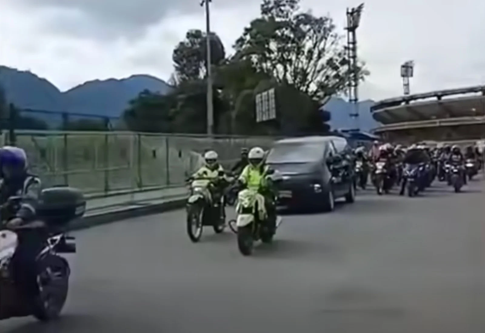 Carroza fúnebre con el cuerpo de Yeison Jiménez llega a arena, donde será homenajeado