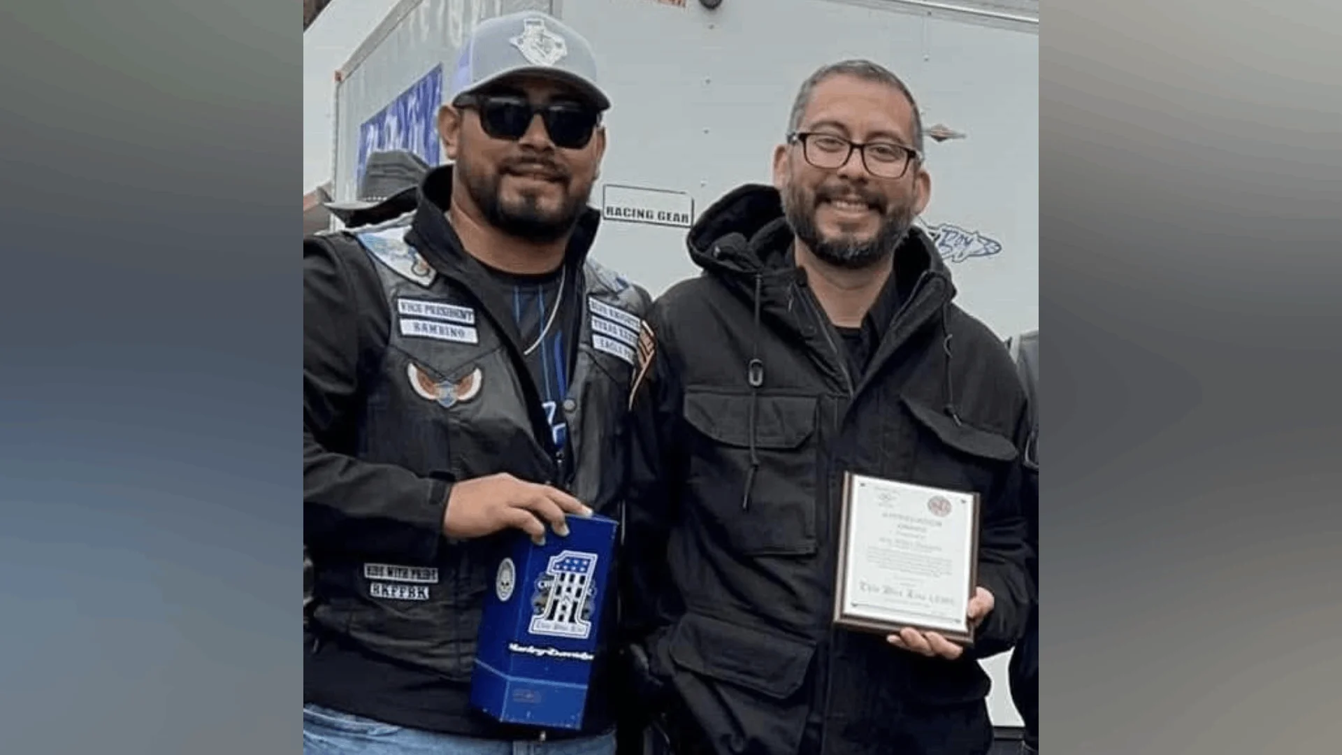 Los constables Cecilia Maldonado y Joe Mike Beattie se unieron a las condolencias expresadas por el fallecimiento del oficial Tino Méndez.