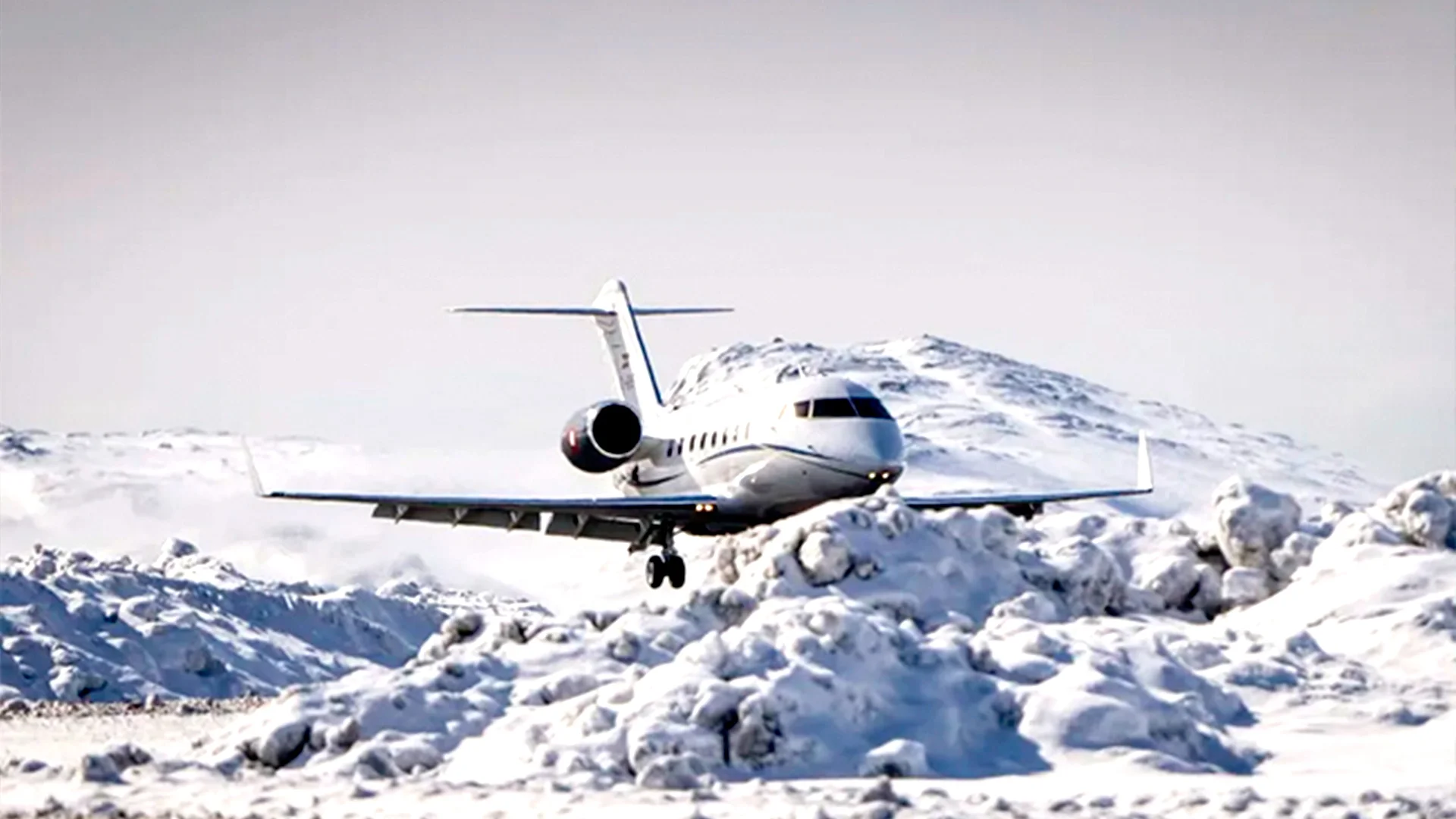 Un avión del Ejército danés aterrizó el lunes por la noche en el aeropuerto de Nuuk, capital de Groenlandia.