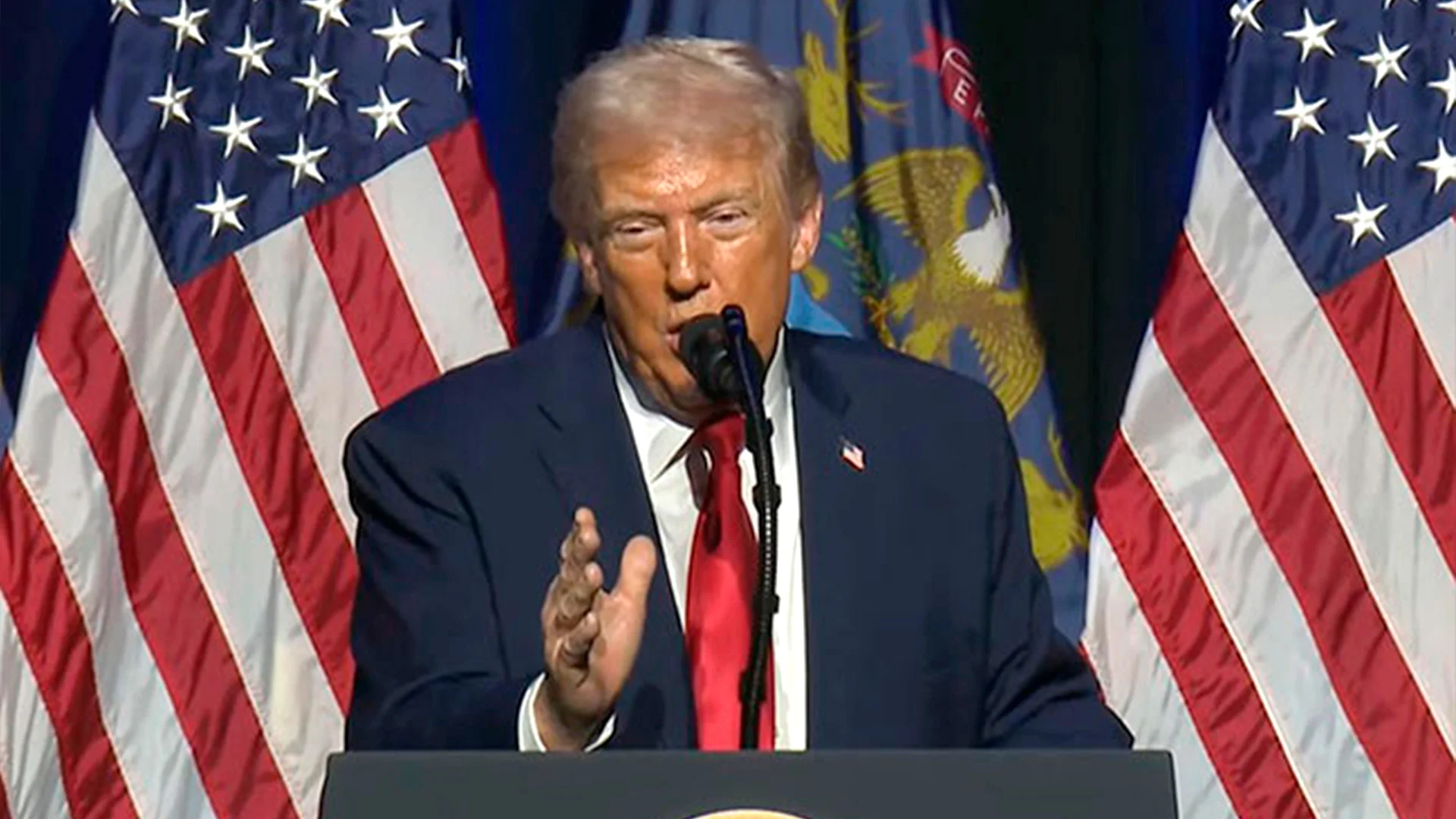 Suspende Trump emisión de visados para 75 países, incluidos Brasil, Colombia y Rusia