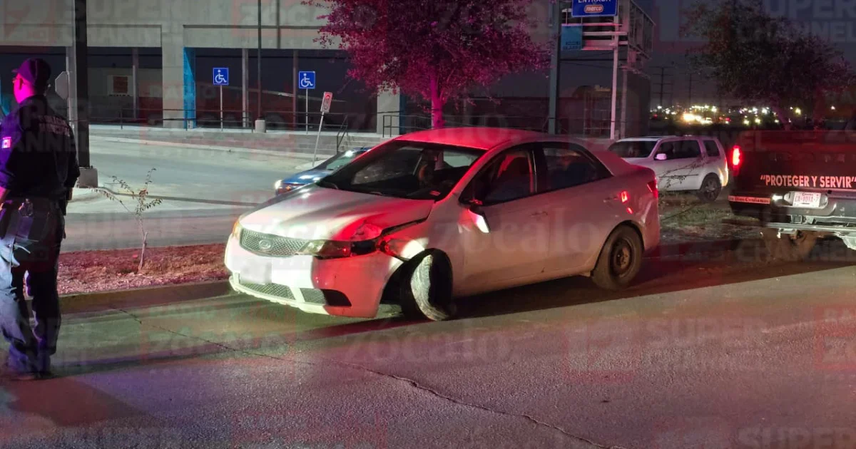 El joven perdió el control de la unidad, impactándose contra un árbol de pequeñas dimensiones ubicado en el camellón central, además de arrancar un cable perteneciente a la luminaria pública.
