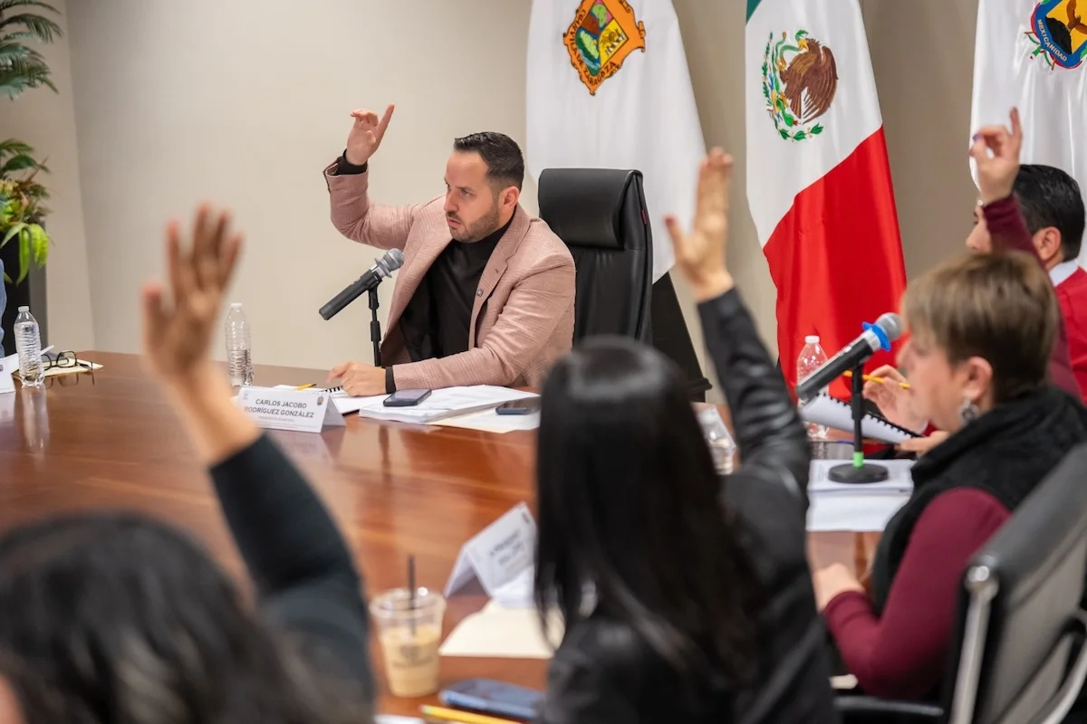 Daniel Omar Aguilar Muñoz, secretario del ayuntamiento, señaló que esta decisión representa un aliciente para apoyar a los trabajadores del transporte urbano a mantener su documentación en regla.