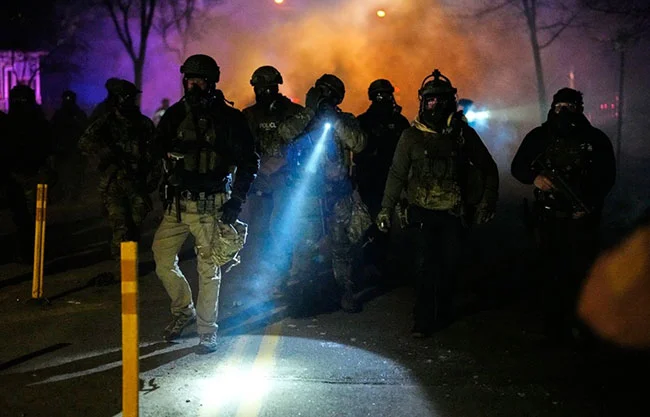 Agente de ICE dispara en la pierna a una persona en Mineápolis al intentar arrestarlo