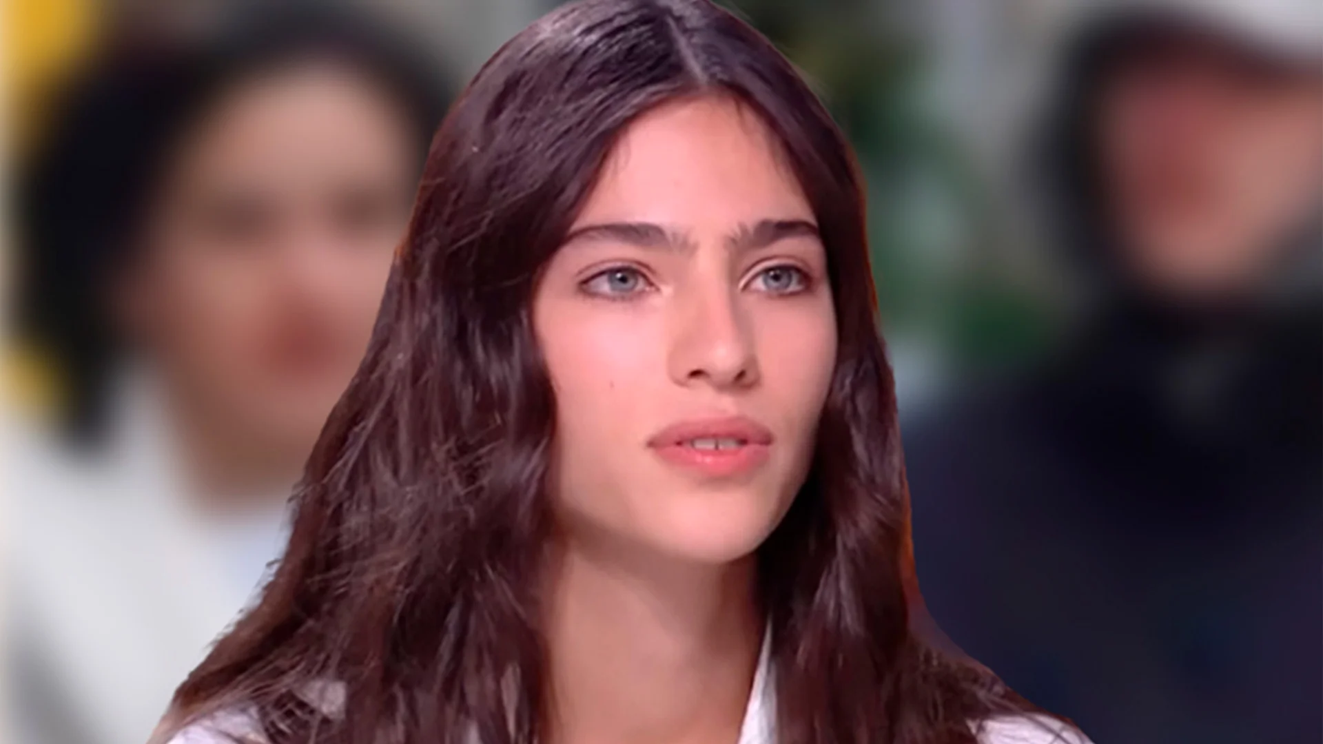 La modelo francesa Loli Bahía, conocida por trabajar con marcas de lujo, fue relacionada sentimentalmente con Rosalía.