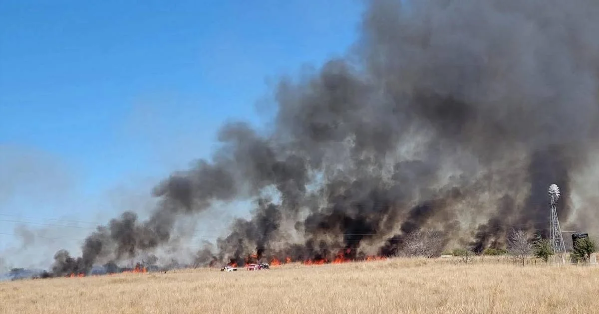 Autoridades emitieron alerta para evitar fogatas, ante el alto riesgo por pasto y arbolado seco. La columna de humo es visible a kilómetros y ha generado múltiples reportes al 911.