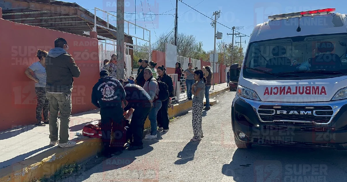 La estudiante presentaba una fractura en uno de sus brazos, presuntamente tras caer de su propia altura dentro del plantel.