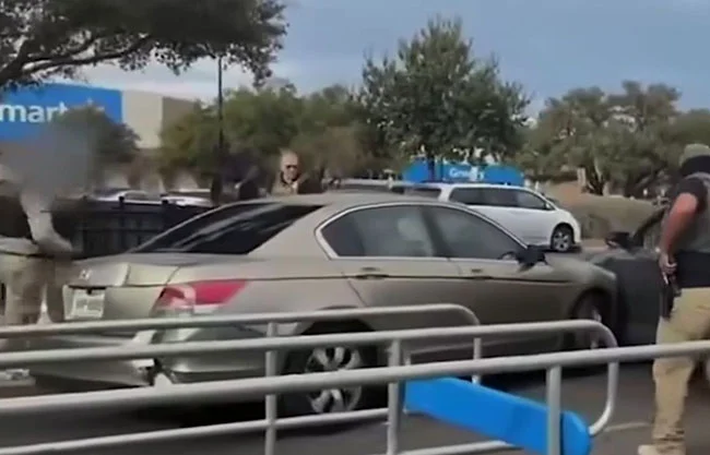 Las autoridades aseguran que uno de los agentes involucrados resultó herido y fue trasladado a un hospital local.