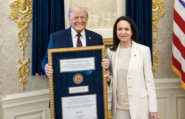 Difunden foto oficial de Donald Trump recibiendo el Nobel de la Paz simbólico de María Corina Machado