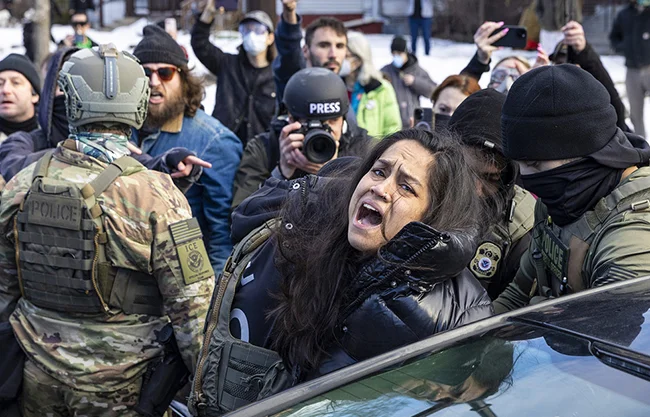 Un agente usó un cuchillo para cortar el cinturón de seguridad que estaba enrollado alrededor de la mujer