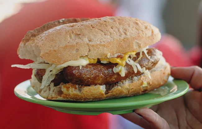 Hombre apuñala a cuatro personas al negarse a pagar 30 pesos de una hamburguesa en Bolivia