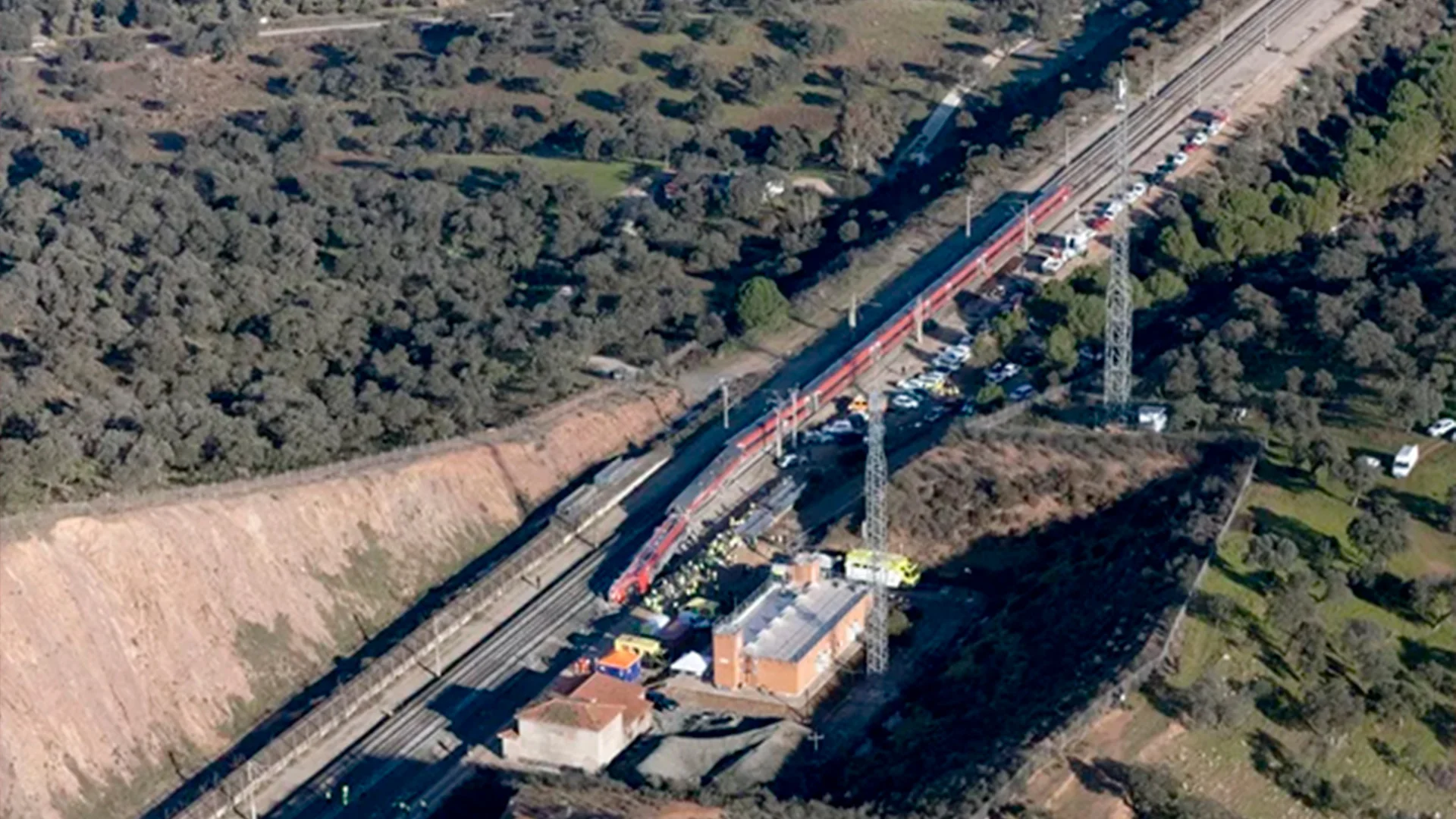 El operativo se centra en acceder a los vagones de los trenes en Adamuz en busca de otras posibles víctimas