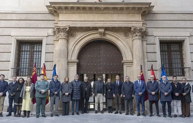 Además, se han celebrado también minutos de silencio en la sede de la Delegación del Gobierno central en la región y en el Ayuntamiento de Murcia.