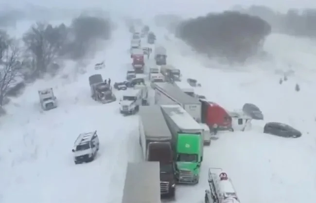 Carambola de 100 vehículos corta circulación en autopista de Michigan