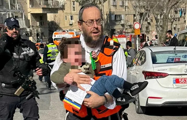 Los dos bebés, de tres y cuatro meses, fueron encontrados en estado crítico y llevados de urgencia a hospitales pero los médicos no lograron salvarlos