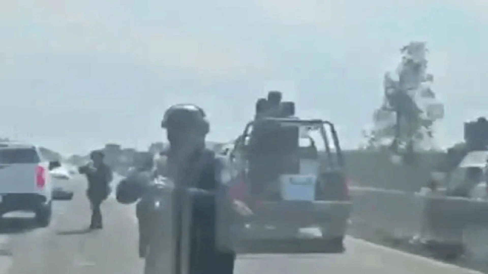 Tras un enfrentamiento entre fuerzas de seguridad y un grupo armado, agentes de la Policía Estatal agredieron al reportero.