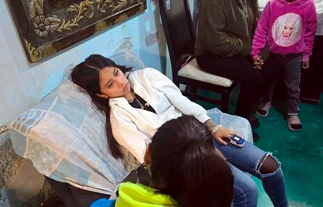 Tras los primeros bocados, la familia comenzó a sentirse mal y solicitaron el apoyo de paramédicos para recibir atención prehospitalaria