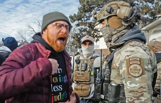 En un día, ICE deporta hasta mil 300 personas, pero el gobierno de Trump queda lejos del millón prometido y amplía el uso de datos privados.