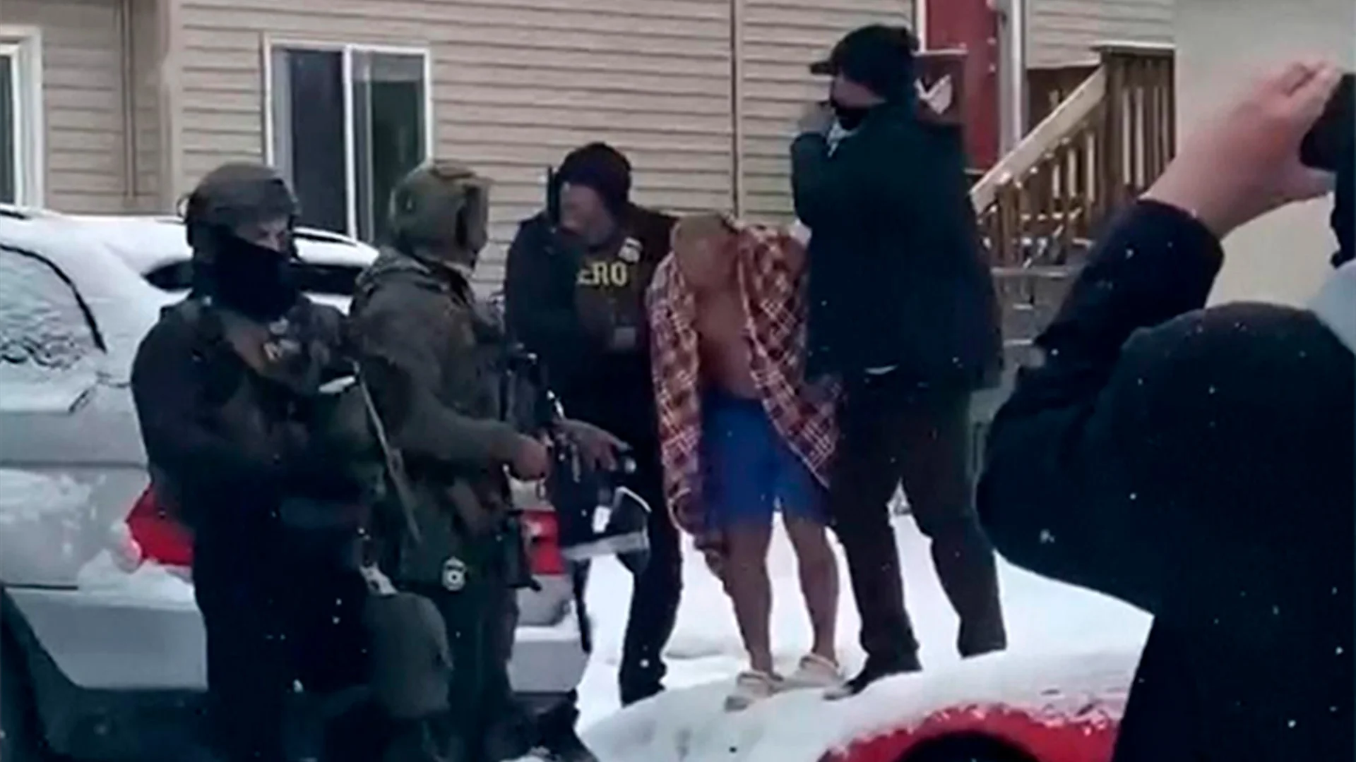 El incidente quedó grabado en videos difundidos en redes sociales, donde se le ve siendo sacado del domicilio en sandalias y ropa interior.