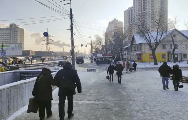 Rusia vuelve a dejar a una parte de Kiev sin luz, agua y calefacción a 13 grados bajo cero